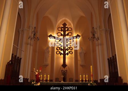 Kreuzigung in der römisch-katholischen Kathedrale der Unbefleckten Empfängnis der Heiligen Jungfrau Maria in Moskau, Russland Stockfoto