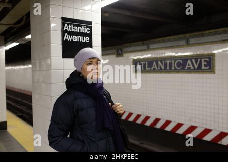 Die Frau wartet in der U-Bahn, NYC Stockfoto