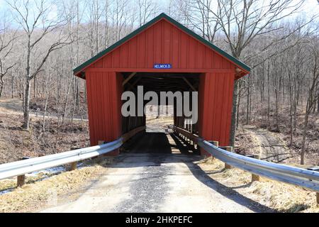 Fassade der überdachten Brücke der Helmick Mill. Es wurde 1867 erbaut. Es hat ein mehrfaches Kingpost Traversen und ist 74 Fuß lang. Ohio, USA Stockfoto