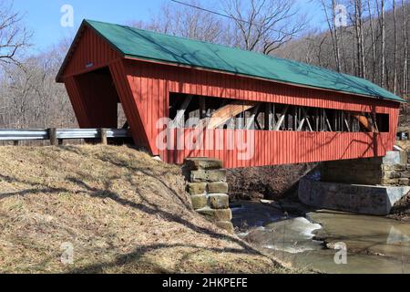 Die überdachte Brücke der Helmick-Mühle wurde 1867 gebaut. Es hat ein mehrfaches Kingpost Traversen und ist 74 Fuß lang. Ohio, USA Stockfoto