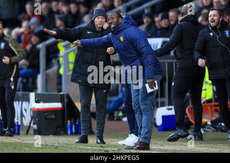 Burton Upon Trent, Großbritannien. 05th. Februar 2022. Jimmy Floyd Hasselbaink Manager von Burton Albion Gesten und reagiert während des Spiels in Burton Upon Trent, Vereinigtes Königreich am 2/5/2022. (Foto von James Heaton/News Images/Sipa USA) Quelle: SIPA USA/Alamy Live News Stockfoto