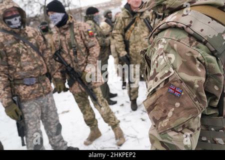 Obuchiv, Ukraine. 5th. Februar 2022. Zivile Freiwillige der Obuchiv Zivilschutztruppe trainieren zusammen, um sich auf eine mögliche russische Invasion am 5. Februar 2022 in Obuchiv, Ukraine, vorzubereiten. (Bild: © Bryan Smith/ZUMA Press Wire) Stockfoto