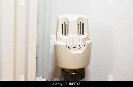 Nahaufnahme des Thermostatreglers an einem Haushaltsheizkörper. Keine Personen. Stockfoto