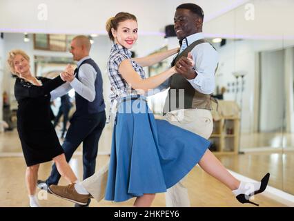 Frau mit afrikanischem Mann übt charleston tanzen Stockfoto