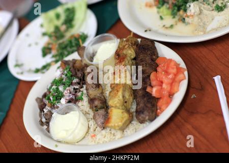 Der Kebab mit Reis im libyschen Restaurant Stockfoto