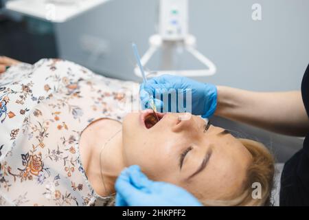 Zahnarztinjektionsmedizin mit moderner STA-Methode. Schmerzfreie Zahnbehandlung Stockfoto