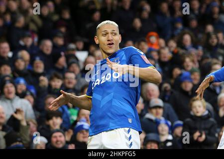 Liverpool, Großbritannien. 05th. Februar 2022. Richarlison von Everton feiert, nachdem er seinem Team 2nd Tor erzielt hat. Emirates FA Cup 4th Round Match, Everton gegen Brentford im Goodison Park Stadion in Liverpool am Samstag, 5th. Februar 2022. Dieses Bild darf nur für redaktionelle Zwecke verwendet werden. Nur zur redaktionellen Verwendung, Lizenz für kommerzielle Nutzung erforderlich. Keine Verwendung in Wetten, Spielen oder einem einzigen Club / Liga / Spieler Publikationen. PIC von Chris Stading / Andrew Orchard Sport Fotografie / Alamy Live News Kredit: Andrew Orchard Sport Fotografie / Alamy Live News Stockfoto