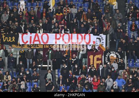 Rom, Italien. 05th. Februar 2022. A.S. Roma-Fans während des 24th. Tages der Serie A Meisterschaft zwischen A.S. Roma und Genua FC am 5th. Februar 2022 im Stadio Olimpico in Rom, Italien. Kredit: Unabhängige Fotoagentur/Alamy Live Nachrichten Stockfoto
