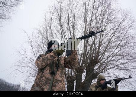 Obuchiv, Ukraine. 5th. Februar 2022. Zivile Freiwillige der Obuchiv Zivilschutztruppe trainieren zusammen, um sich auf eine mögliche russische Invasion am 5. Februar 2022 in Obuchiv, Ukraine, vorzubereiten. (Bild: © Bryan Smith/ZUMA Press Wire) Stockfoto