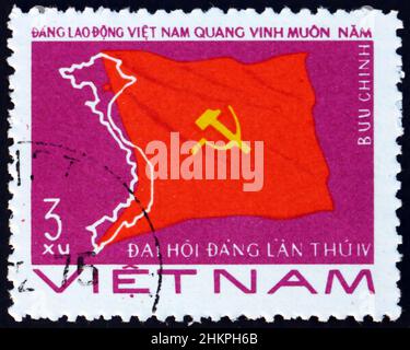 VIETNAM - UM 1976: Eine in Vietnam gedruckte Marke zeigt Flagge, Vietnam Worker’s Party, Nationalkongress 4th, um 1976 Stockfoto