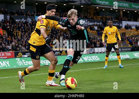 Wolverhampton, Großbritannien. FEB 5th Brandon Williams von Norwich City kämpft am Samstag, den 5th. Februar 2022, beim FA Cup 4th-Round Match zwischen Wolverhampton Wanderers und Norwich City in Molineux, Wolverhampton um den Besitz von Raul Jimenez von Wolverhampton Wanderers. (Kredit: Kieran Riley | MI Nachrichten) Kredit: MI Nachrichten & Sport /Alamy Live Nachrichten Stockfoto