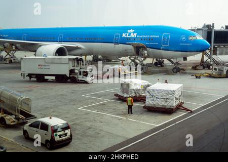 BALI, INDONESIEN - 06. April 2019: KLM-Flugzeuge startbereit am Ngurah Rai International Airport Denpasar. KLM ist die Flaggenträger der Niederlande. Stockfoto
