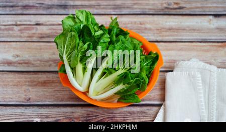 Frische, ungekochte asiatische „Baby pak Choi“-Gabbage in einem Sieb. Stockfoto