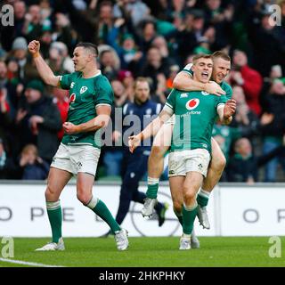 5th. Februar 2022: Aviva Stadium, Dublin, Irland; 6-Nations International Rugby, Irland gegen Wales; Irland feiert ihren überzeugenden Sieg Stockfoto