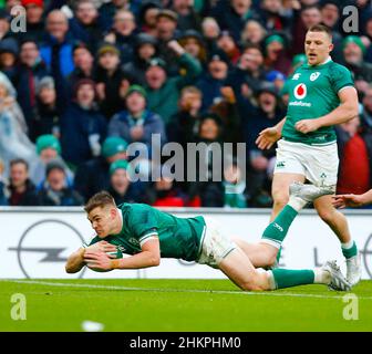 5th. Februar 2022: Aviva Stadium, Dublin, Irland; 6-Nations International Rugby, Irland gegen Wales; Garry Ringrose aus Irland erzielte seinen Versuch Stockfoto