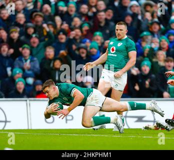 5th. Februar 2022: Aviva Stadium, Dublin, Irland; 6-Nations International Rugby, Irland gegen Wales; Garry Ringrose aus Irland erzielte seinen Versuch Stockfoto