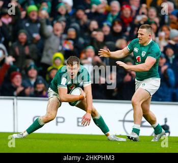 5th. Februar 2022: Aviva Stadium, Dublin, Irland; 6-Nations International Rugby, Irland gegen Wales; Garry Ringrose aus Irland feiert seinen Versuch Stockfoto