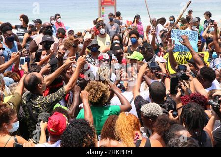 Rio de Janeiro, Rio de Janeiro, Brasilien. 5th. Februar 2022. (INT) Demonstranten fordern Gerechtigkeit während des Protestes über den Tod des kongolesischen MoÃƒÂ¯se Mugenyi Kabagambe in Rio de Janeiro. 5. Februar 2022, Rio de Janeiro, Brasilien: Demonstranten versammeln sich am Samstag (5) bei einem Protest vor dem Tropicalia-Kiosk in Barra da Tijuca in Rio de Janeiro, um Gerechtigkeit für den Mord an der kongolesischen MoÃƒÂ¯se Mugenyi Kabagambe zu fordern. MoÃƒÂ¯se wurde von drei Männern zu Tode geprügelt, nachdem sie 200 US-Dollar für unbezahlte Arbeitstage in Rechnung gestellt hatten. (Bild: © Jose Lucena/TheNEWS2 via ZUMA Press Wire) Stockfoto