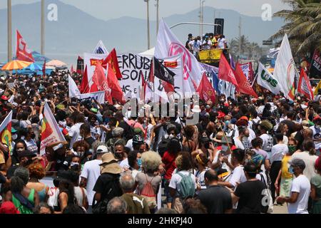 Rio de Janeiro, Rio de Janeiro, Brasilien. 5th. Februar 2022. (INT) Demonstranten fordern Gerechtigkeit während des Protestes über den Tod des kongolesischen MoÃƒÂ¯se Mugenyi Kabagambe in Rio de Janeiro. 5. Februar 2022, Rio de Janeiro, Brasilien: Demonstranten versammeln sich am Samstag (5) bei einem Protest vor dem Tropicalia-Kiosk in Barra da Tijuca in Rio de Janeiro, um Gerechtigkeit für den Mord an der kongolesischen MoÃƒÂ¯se Mugenyi Kabagambe zu fordern. MoÃƒÂ¯se wurde von drei Männern zu Tode geprügelt, nachdem sie 200 US-Dollar für unbezahlte Arbeitstage in Rechnung gestellt hatten. (Bild: © Jose Lucena/TheNEWS2 via ZUMA Press Wire) Stockfoto