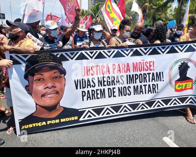 Rio de Janeiro, Rio de Janeiro, Brasilien. 5th. Februar 2022. (INT) Demonstranten fordern Gerechtigkeit während des Protestes über den Tod des kongolesischen MoÃƒÂ¯se Mugenyi Kabagambe in Rio de Janeiro. 5. Februar 2022, Rio de Janeiro, Brasilien: Demonstranten versammeln sich am Samstag (5) bei einem Protest vor dem Tropicalia-Kiosk in Barra da Tijuca in Rio de Janeiro, um Gerechtigkeit für den Mord an der kongolesischen MoÃƒÂ¯se Mugenyi Kabagambe zu fordern. MoÃƒÂ¯se wurde von drei Männern zu Tode geprügelt, nachdem sie 200 US-Dollar für unbezahlte Arbeitstage in Rechnung gestellt hatten. (Bild: © Jose Lucena/TheNEWS2 via ZUMA Press Wire) Stockfoto