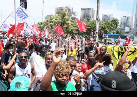 Rio de Janeiro, Rio de Janeiro, Brasilien. 5th. Februar 2022. (INT) Demonstranten fordern Gerechtigkeit während des Protestes über den Tod des kongolesischen MoÃƒÂ¯se Mugenyi Kabagambe in Rio de Janeiro. 5. Februar 2022, Rio de Janeiro, Brasilien: Demonstranten versammeln sich am Samstag (5) bei einem Protest vor dem Tropicalia-Kiosk in Barra da Tijuca in Rio de Janeiro, um Gerechtigkeit für den Mord an der kongolesischen MoÃƒÂ¯se Mugenyi Kabagambe zu fordern. MoÃƒÂ¯se wurde von drei Männern zu Tode geprügelt, nachdem sie 200 US-Dollar für unbezahlte Arbeitstage in Rechnung gestellt hatten. (Bild: © Jose Lucena/TheNEWS2 via ZUMA Press Wire) Stockfoto