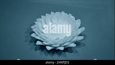 Abstraktes isoliertes Objekt Blume einer gelben Farbe aufgedruckt Einen 3d-Drucker Stockfoto