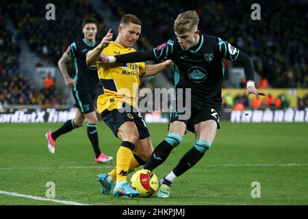 WOLVERHAMPTON, GROSSBRITANNIEN. FEB 5th Daniel Podence von Wolverhampton Wanderers kämpft am Samstag, den 5th. Februar 2022, während des FA Cup 4th-Runden-Matches zwischen Wolverhampton Wanderers und Norwich City in Molineux, Wolverhampton um den Besitz von Brandon Williams aus Norwich City. (Kredit: Kieran Riley | MI Nachrichten) Kredit: MI Nachrichten & Sport /Alamy Live Nachrichten Stockfoto