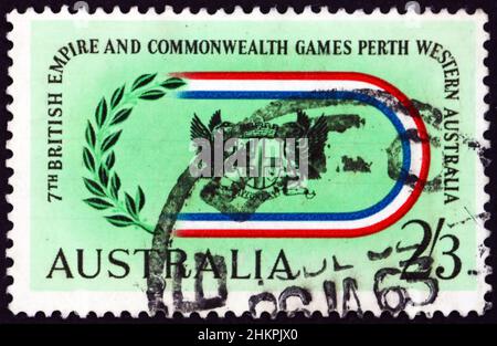 AUSTRALIEN - UM 1962: Eine in Australien gedruckte Marke zeigt Waffen von Perth, British Empire und Commonwealth Games in Perth, um 1962 Stockfoto