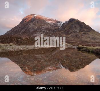 Reflexionen von Buachaille Etive Mor an einem ruhigen Frühlingsabend Stockfoto