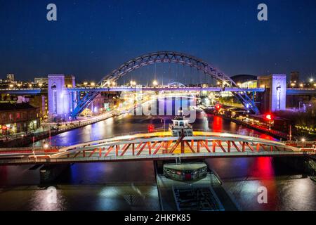 Die Stadt Newcastle uponTyne und Gateshead River Tyne Brücken in der Nacht, Nordostengland. Stockfoto
