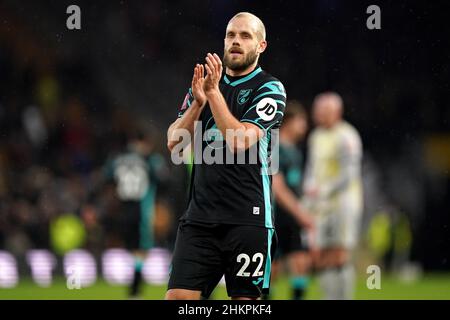 Teemu Pukki von Norwich City begrüßt die Fans nach dem Sieg im vierten Lauf des Emirates FA Cup im Molineux Stadium in Wolverhampton. Bilddatum: Samstag, 5. Februar 2022. Stockfoto