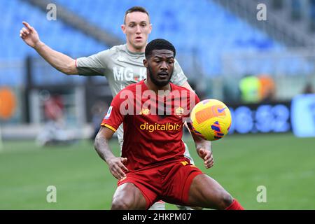 Olympiastadion, Rom, Italien. 05th. Februar 2022. Serie A Football, Roma versus Genua ; Ainsley Maitland-Niles of AS Roma Kredit: Action Plus Sports/Alamy Live News Stockfoto