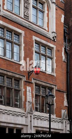 Alte historische Feuerzeichenleuchte auf einem roten Backsteingebäude in Marylebone, London, Großbritannien Stockfoto