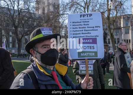 London, Großbritannien. 5th. Februar 2022. Die Wahlkämpfer erheben sich gegen den aktuellen Wahlgesetz, der einen Lichtbildausweis zum Abstimmen und die Entrechenungsrechte für Millionen von Menschen auf dem Parliament Square erfordern würde. Sie würde die Zusammenarbeit der Parteien in den Sitzen verhindern, Wahlkämpfer, die Briefwahldokumente bearbeiten, zu einer Straftat machen, zu einer Stimmrechtsvollmacht wechseln, die Unabhängigkeit der Wahlkommission bedrohen und die proportionale Stimmabgabe bei den Mayoral- und einigen anderen Wahlen durch den diskreditierten ersten Teil des Postsystems ersetzen. Peter Marshall/Alamy Live News. Stockfoto