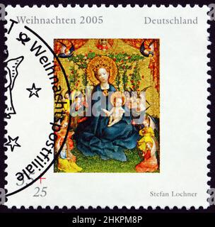 DEUTSCHLAND - UM 2005: Eine in Deutschland gedruckte Briefmarke zeigt Madonna mit Kind im Rosengarten, Gemälde von Stefan Lochner, deutscher Maler, um 2005 Stockfoto