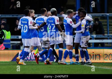 5th. Februar 2022 : Weston Homes Stadium, Peterborough, Cambridgeshire, England; FA Cup Football, Peterborough gegen Queens Park Rangers; Spieler der Peterborough United feiern Ricky-Jade Jones' Tor nach 71 Minuten (2-0) Stockfoto