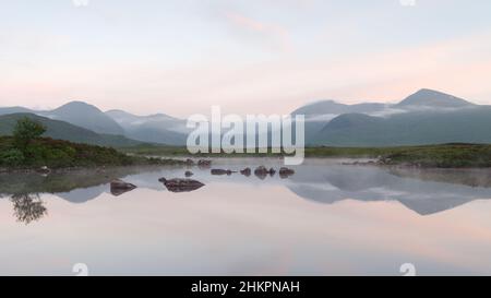 Schöner Sonnenaufgang auf dem Rannoch Moor mit perfekten Reflexionen in den stillen Gewässern von Lochan na h-Achlaise Stockfoto