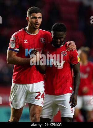 Ryan Inniss von Charlton Athletic (links) und Diallang Jaiyesimi feiern nach dem 1-Match der Sky Bet League im Londoner Valley. Bilddatum: Samstag, 5. Februar 2022. Stockfoto