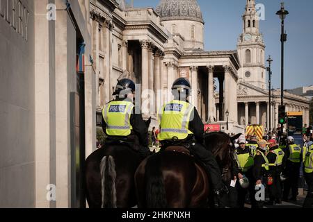 Polizeibeamte der Pferdewache unterhalten sich während des COVID Lockdown-Protestes vor der National Gallery auf dem Trafalgar Square, London, UK Stockfoto