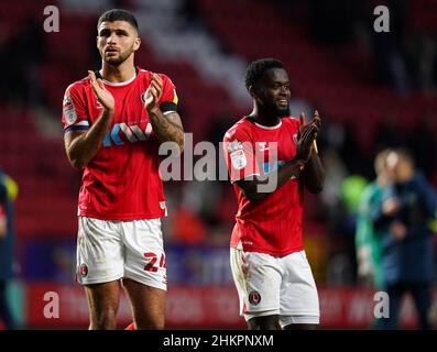 Ryan Inniss von Charlton Athletic (links) und Diallang Jaiyesimi applaudieren den Fans nach dem Spiel der Sky Bet League One im Londoner Valley. Bilddatum: Samstag, 5. Februar 2022. Stockfoto