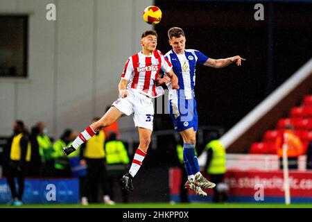 Stoke on Trent, Großbritannien. 05th. Februar 2022. Emre Tezgel #37 von Stoke City und Jason Kerr #15 von Wigan Athletic bei Lufthalleng in Stoke-on-Trent, Großbritannien am 2/5/2022. (Foto von Mike Morese/News Images/Sipa USA) Quelle: SIPA USA/Alamy Live News Stockfoto