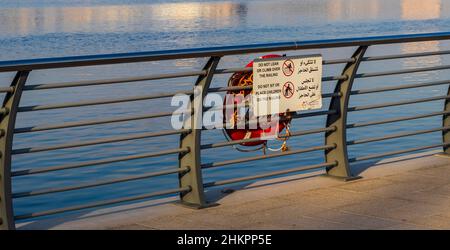 Warnschilder in arabischer und englischer Sprache am Zaun des Parks. Stockfoto