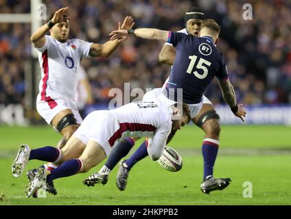 Der Engländer Elliot Daly (links) tagt den schottischen Stuart Hogg während des Six Nations-Spiels im BT Murrayfield, Edinburgh. Bilddatum: Samstag, 5. Februar 2022. Stockfoto