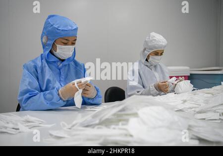 Tianjin, China. 5th. Februar 2022. Arbeiter überprüfen die Qualität von Masken bei der Teda Filters Co., Ltd. In Tianjin, Nordchina, 5. Februar 2022. Kredit: Sun Fanyue/Xinhua/Alamy Live Nachrichten Stockfoto