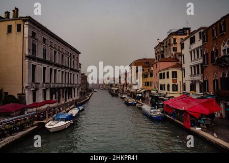 Boote in Venedig Kanal mit Häusern im Hintergrund geparkt Stockfoto