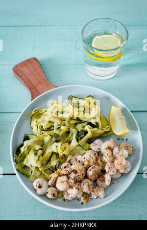 Zucchini-Spaghetti mit Garnelen. Leckeres und gesundes Essen zu Hause Stockfoto