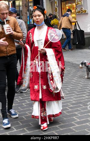 London, Großbritannien. 5th. Februar 2022. Chinesisches Neujahr 2022. Chiinatown ist trotz der in diesem Jahr abgesagten feierlichen Feierlichkeiten beschäftigt. Das Jahr des Tigers, gefeiert in Chinatown, Soho. Kredit: JOHNNY ARMSTEAD/Alamy Live Nachrichten Stockfoto