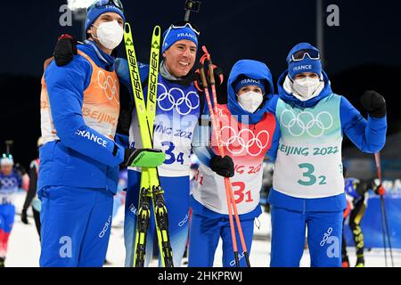 Zhangjiakou, Chinas Provinz Hebei. 5th. Februar 2022. Emilien Jacquelin, Quentin Fillon Maillet, Anais Chevalier-Bouchet und Julia Simon (von L bis R) aus Frankreich feiern nach dem Biathlon-Mischrelais 4x6 km (w m) im National Biathlon Center in Zhangjiakou, nordchinesische Provinz Hebei, am 5. Februar 2022. Kredit: Zhan Yan/Xinhua/Alamy Live Nachrichten Stockfoto