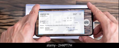 Dezentrale Einzahlung Per Mobiltelefon. Aktivieren Sie „Erfassen“ Stockfoto