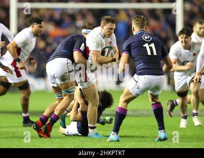 Der schottische Jamie Ritchie (links) nimmt während des Six Nations-Spiels im BT Murrayfield, Edinburgh, den englischen Sam Simmonds in die Hand. Bilddatum: Samstag, 5. Februar 2022. Stockfoto